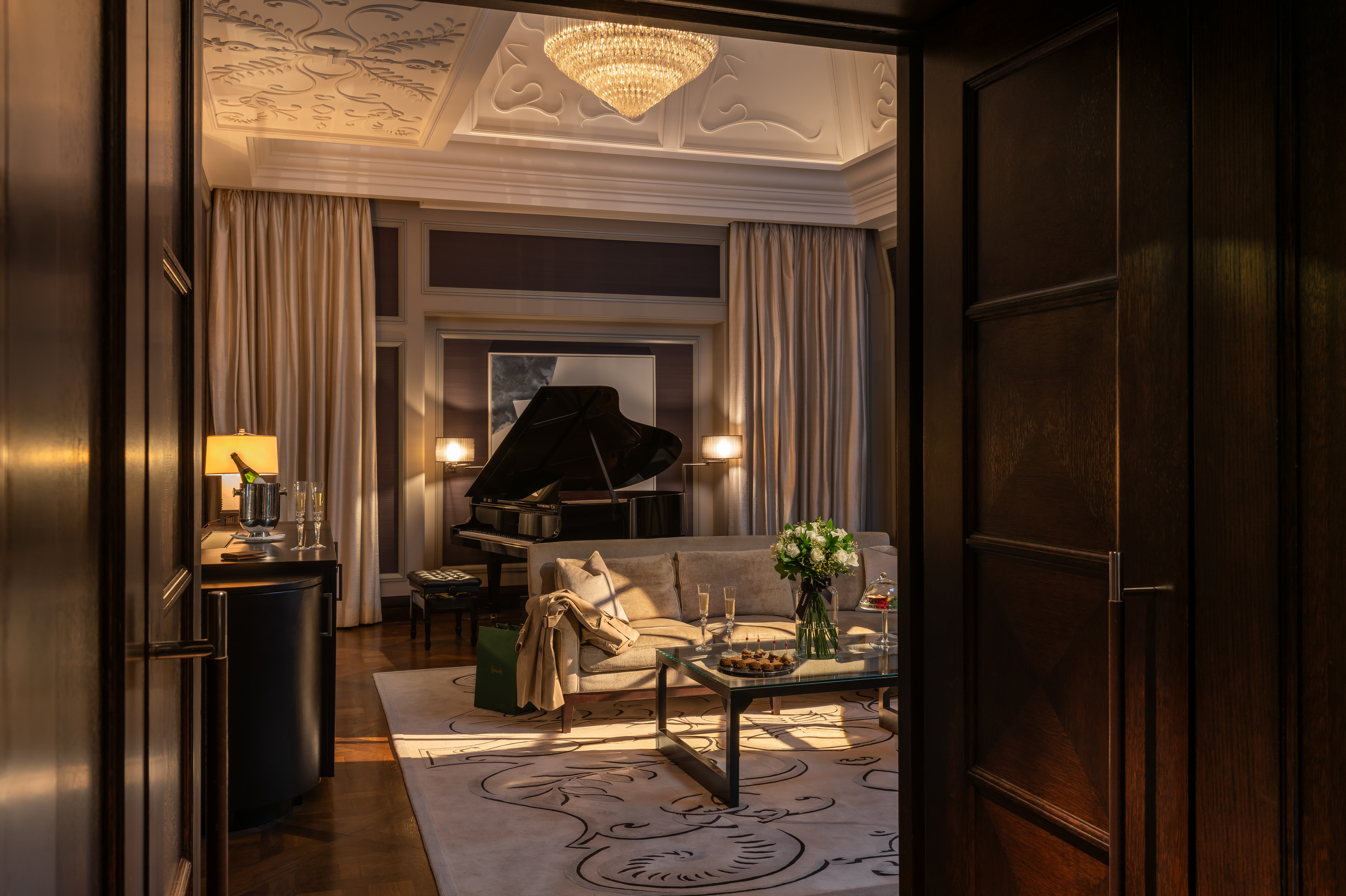 Musician's Penthouse at Corinthia London: Champagne and bites in living area