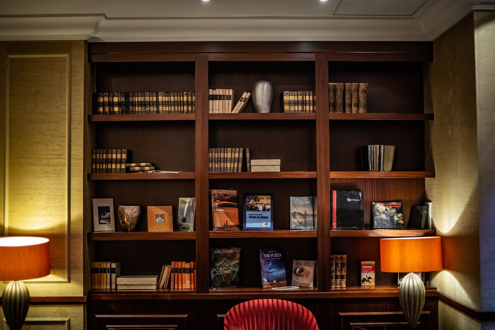 Corinthia Budapest Le bar book shelf