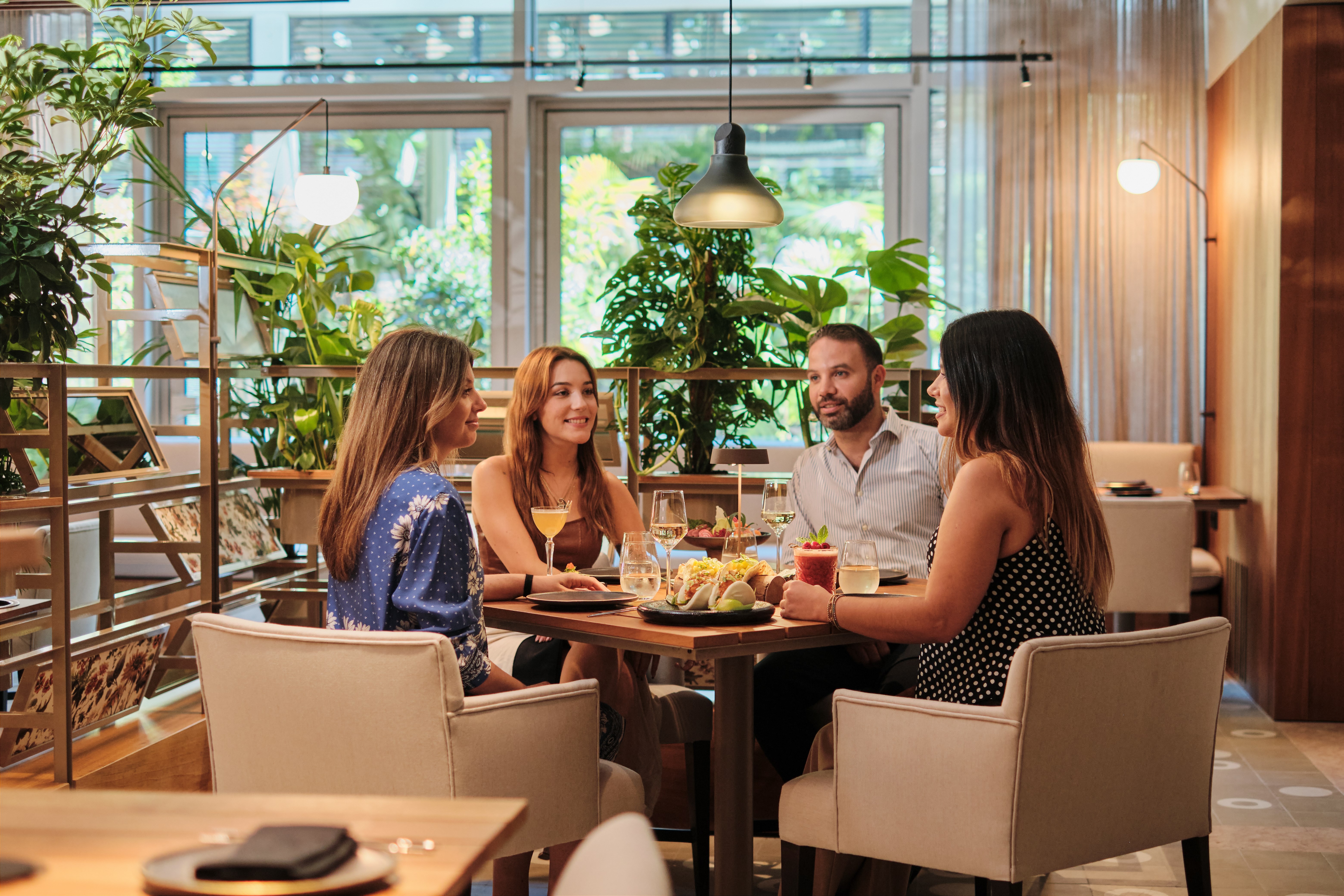 Corinthia-Lisbon-Soul-Garden-Restaurant-and-Bar-Indoor-Lunch-with-Friends