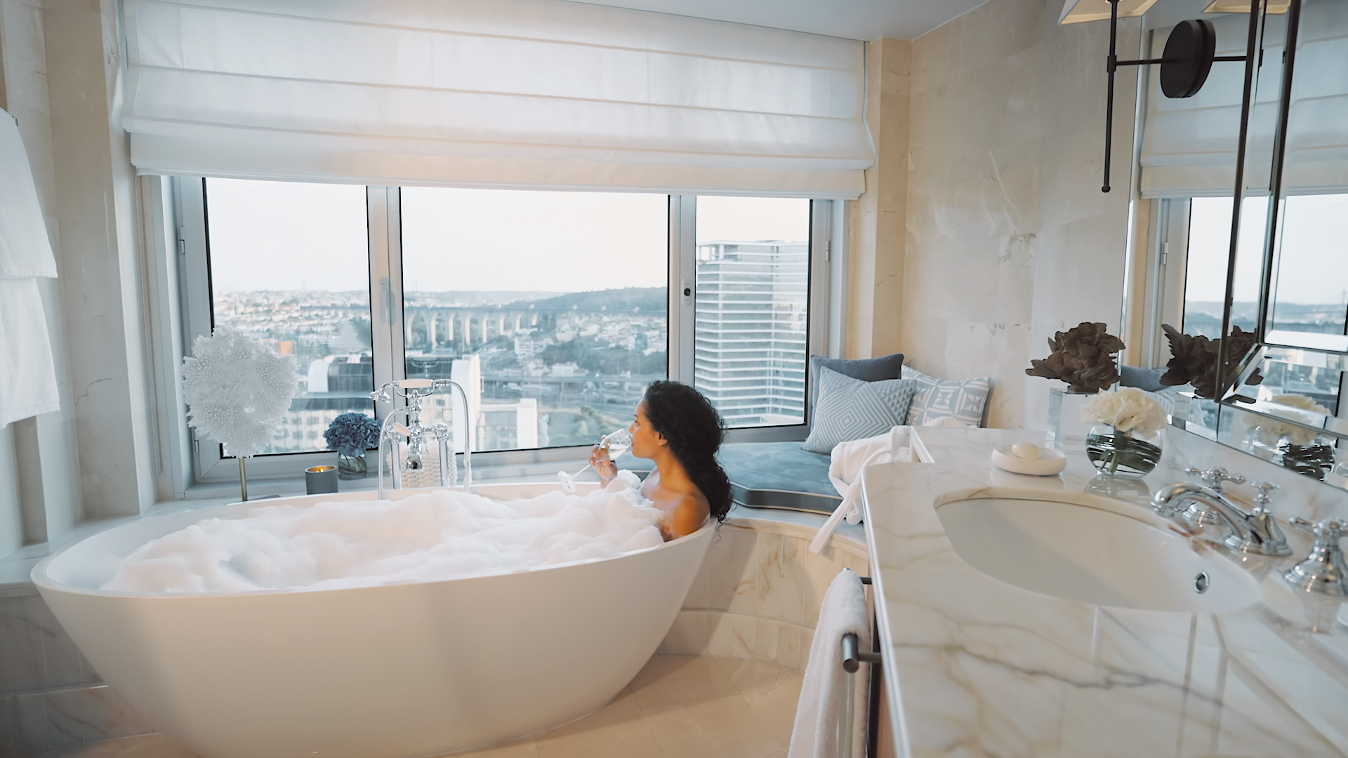 Corinthia-Lisbon-Rooms-and-Suites-Maritime-Suite-Bathroom