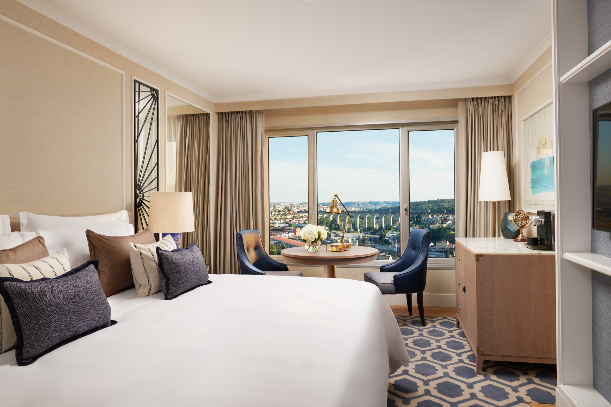 Corinthia-Lisbon-Rooms-and-Suites-Maritime-Suite-Bedroom