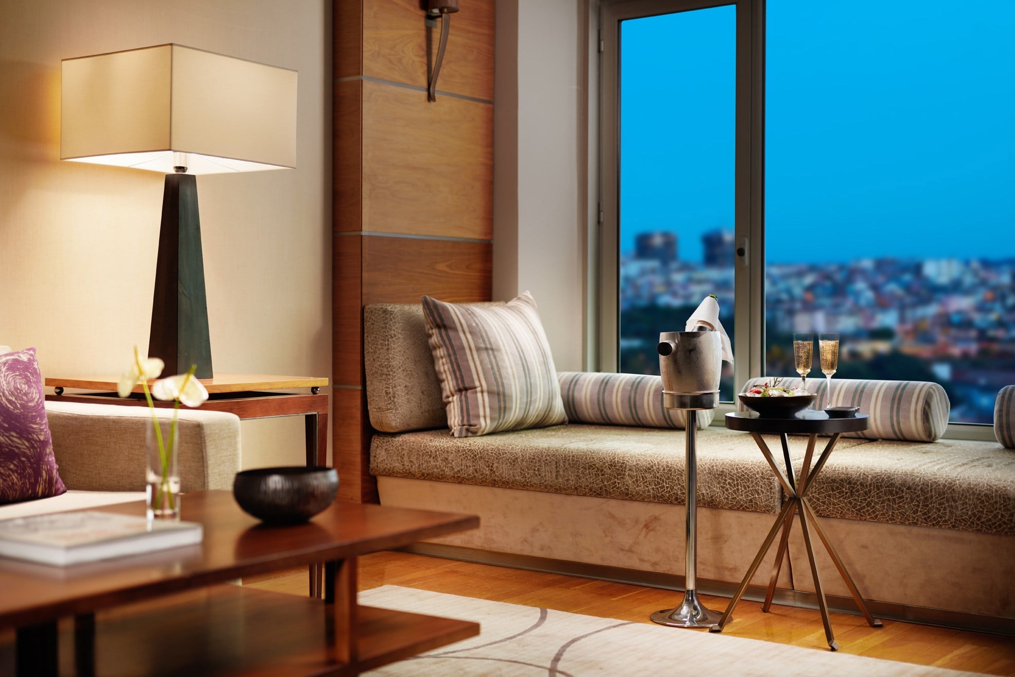 Conrinthia-Lisbon-Sky-Lounge-Champagne
