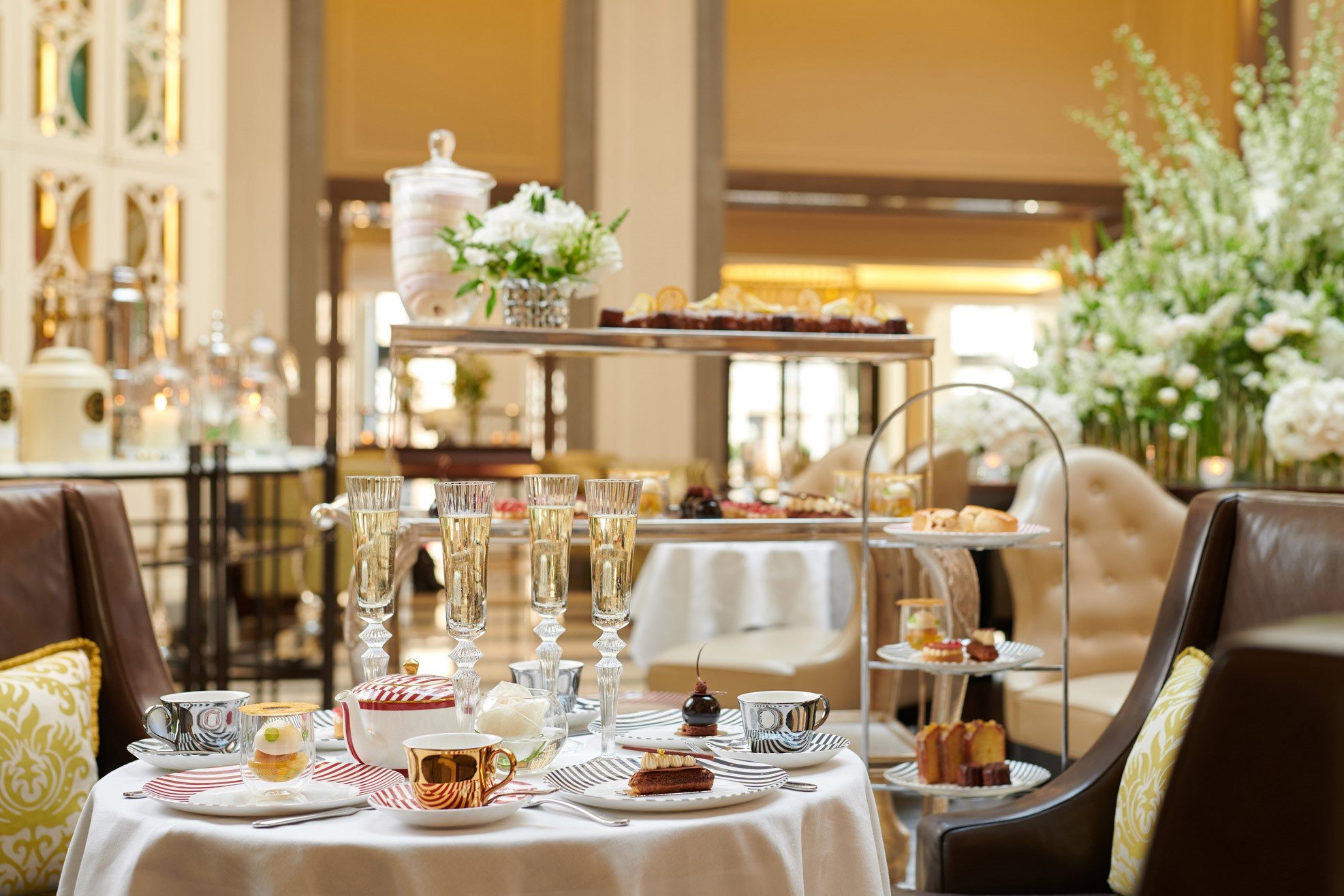 Discover the 19 best hotels in London for a magical Christmas stay! From luxurious decor and festive afternoon teas to cozy rooftop chalets and stunning holiday views, find the perfect hotel to experience London’s holiday charm. Ideal for a memorable Christmas getaway in the heart of the city. Click to see more on where to stay in london for christmas. Where To Stay In London During Christmas, Christmas Time, London Hotels At Christmas, Best London Hotels At Christmas, Christmas In London Hotel