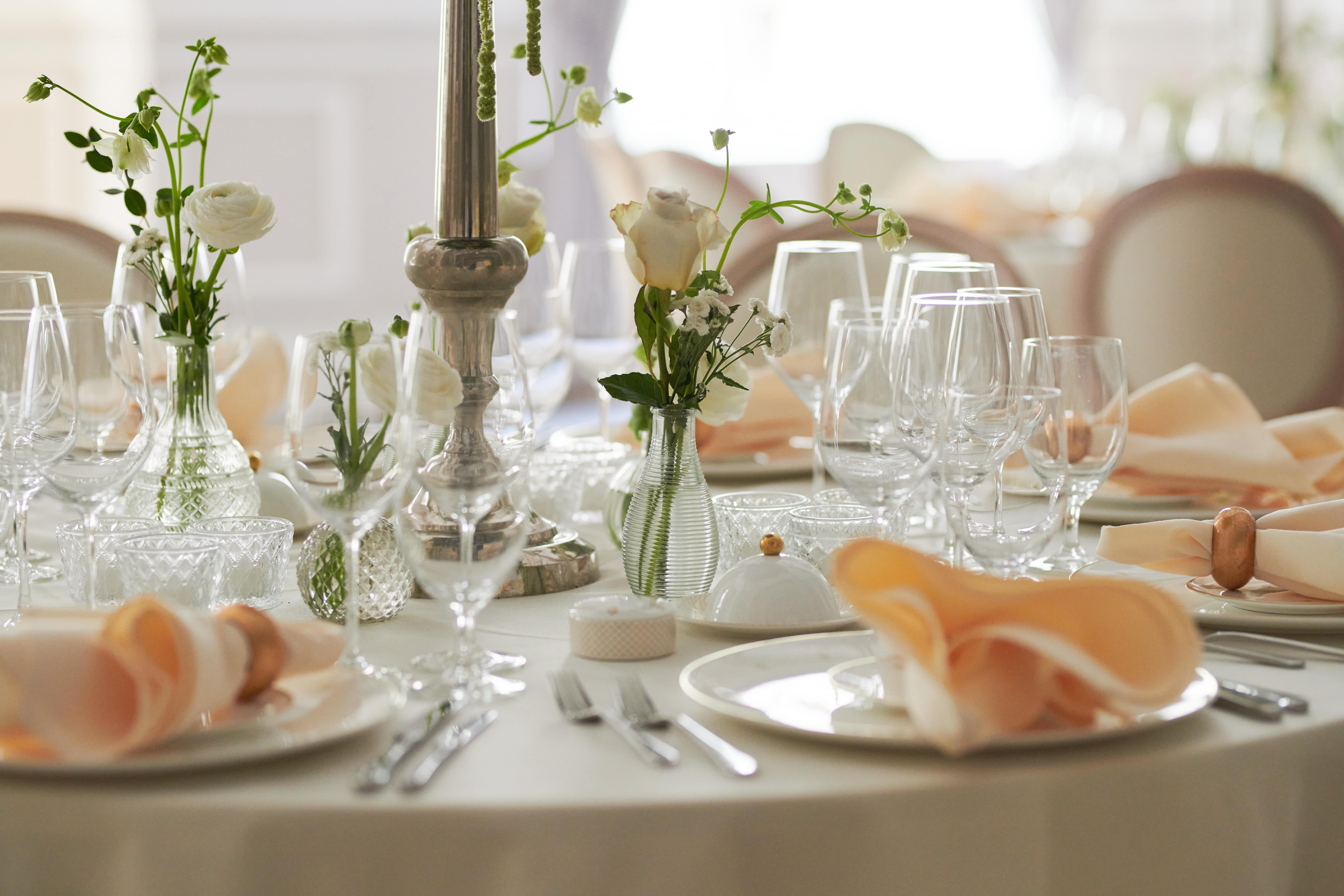 Details on dinner table for a wedding set up