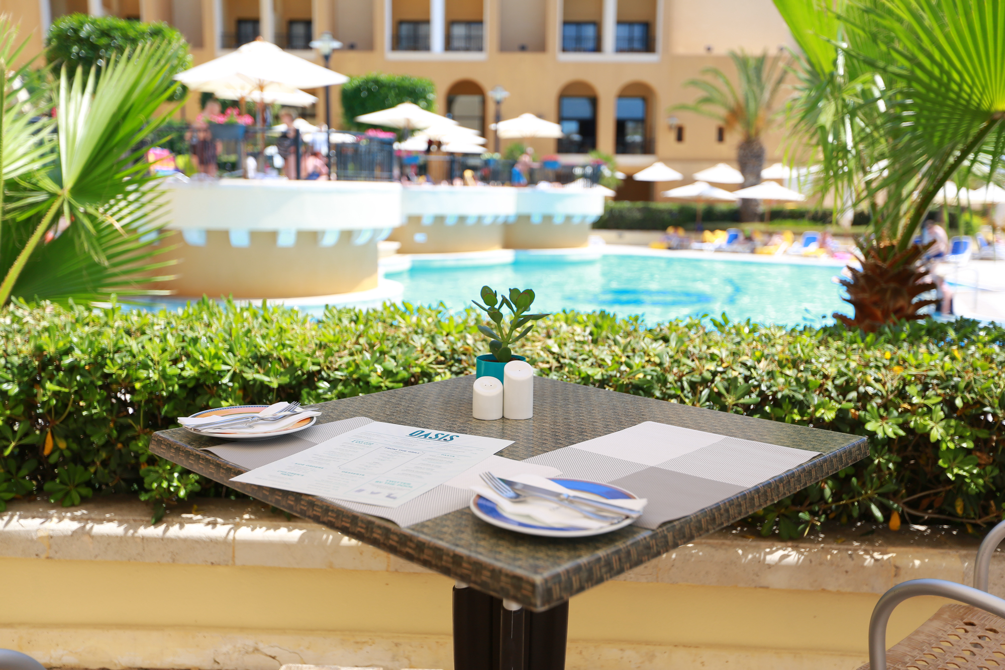 Corinthia-Oasis-restaurant-pool