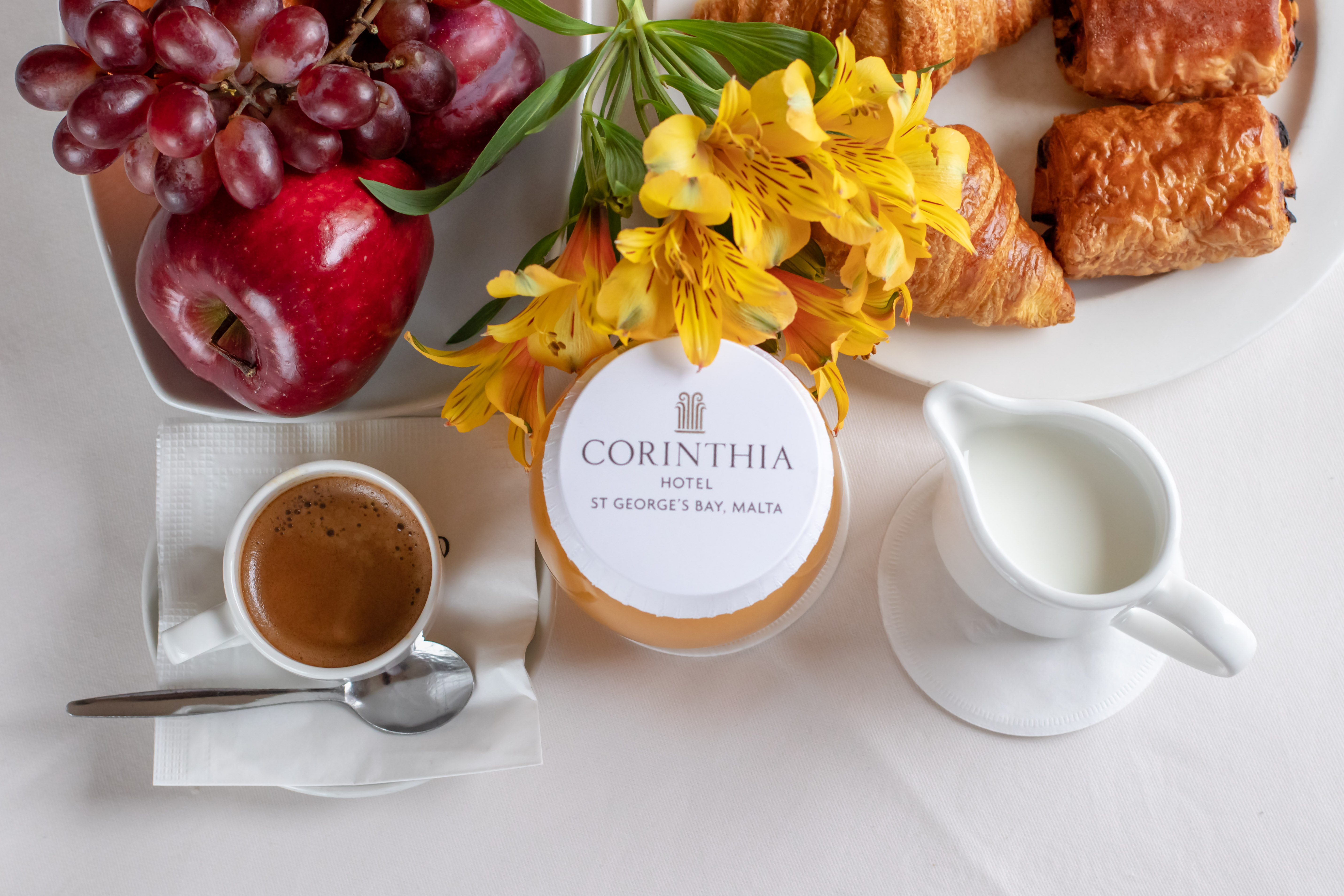 Deluxe-suite-room-service-corinthia-2