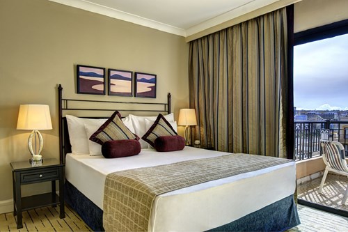 Corinthia-StGeorgesBay-DeluxeSuite4